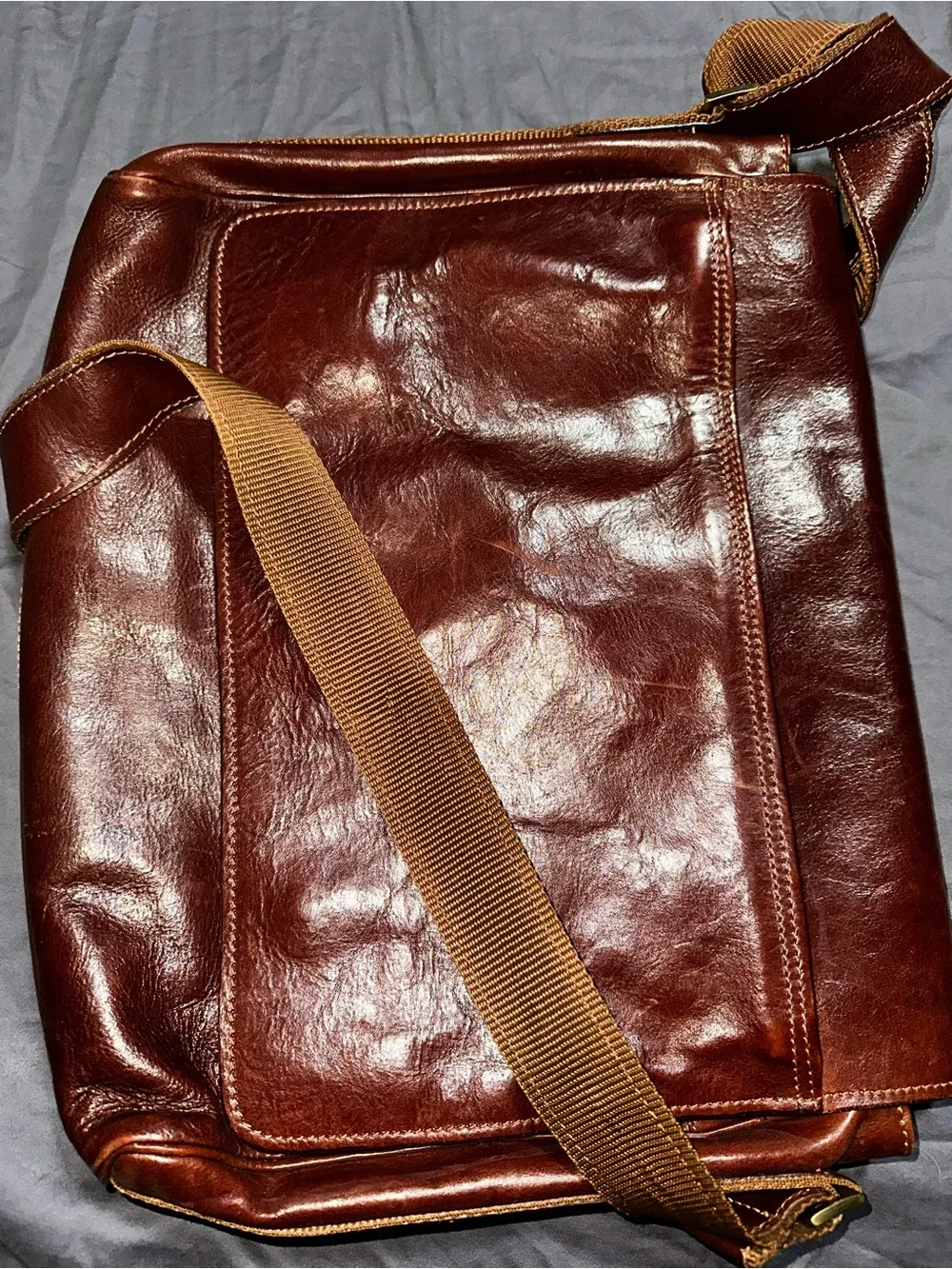 Classic Brown Leather Messenger Bag with Adjustable Strap
